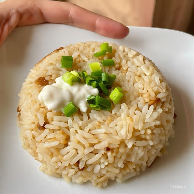 भातामध्ये ग्लाइसेमिक इंडेक्स जास्त असते, ज्यामुळे ब्लड शुगर म्हणजे रक्तातील साखरेची पातळी वेगाने वाढू शकते. अमेरिकन जर्नल ऑफ क्लिनिकल न्यूट्रिशनमध्ये प्रकाशित अभ्यासानुसार भाताच्या अधिक सेवनाने टाइप2 मधुमेहाचा धोका वाढू शकतो.