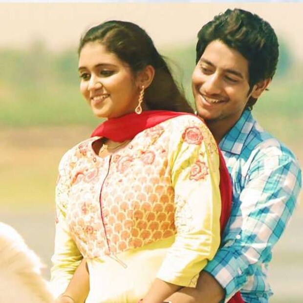 सैराटनंतर रिंकूने अनेक सिनेमांत काम केलं पण सैराट इतकं यश तिच्या कोणत्याच सिनेमाला मिळालं नाही. पण तरीही रिंकू राजगुरू आज 10 वर्षांनीही प्रेक्षकांच्या गळ्यातील ताईत झाली आहे. सगळीकडे नुसती आर्ची आर्ची पण कुठेय तिचा परश्या. काय करतो अभिनेता आकाश ठोसर, करतो काय? 