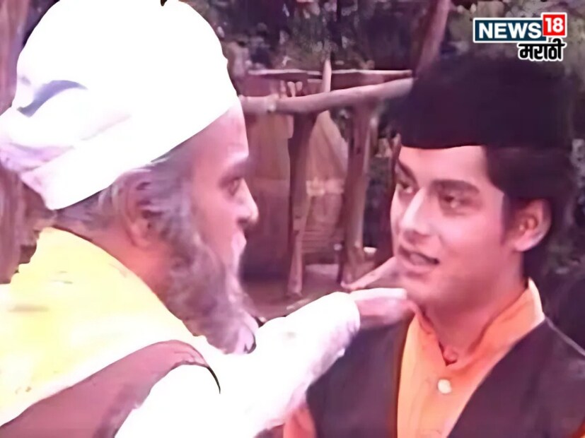 शोलेचं दिग्दर्शन रमेश सिप्पी यांनी केलं आहे. सिनेमाची स्टोरी सलीम-जावेद यांची आहे. अभिनेते धर्मेंद्र, अमिताभ बच्चन, संजीव कुमार, अमजद खान, हेमा मालिनी, जया बच्चन, सचिन पिळगांवकर, विजू खोटे अशी दिग्गज कलाकारांची फौज सिनेमात आहे.