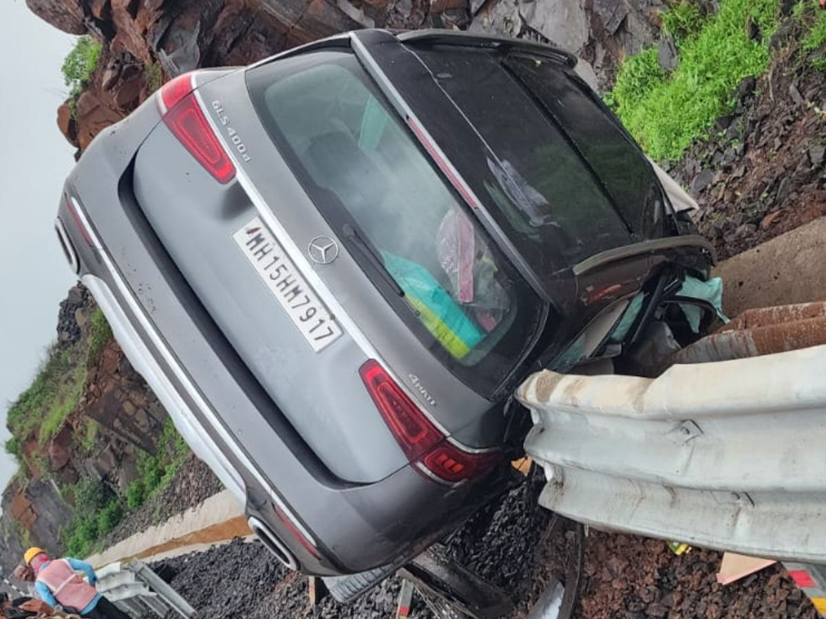 मिळालेल्या माहितीनुसार, उद्योजक सुनील हेकरे हे मुंबईहून नाशिकला येत होते. हेकरे यांच्यासोबत त्यांची दोन्ही मुलं आणि पत्नी असे चार जण प्रवास करत होते. हेकरे यांच्याकडे mercedes ची सगळ्यात दमदार GLS 400D ही एसयूव्ही होती. याच एसयूव्हीतून ते प्रवास करत होते. या एसयूव्हीमध्ये सुरक्षेसाठी एकूण ९ एअर बॅग आणि इलेक्ट्रिकल स्टेबल कंट्रोल आणि ADAS फिचर्सने सज्ज आहे. या एसयूव्ही किंमत ही तब्बल १.५० कोटींपेक्षा जास्त आहे. मिळालेल्या माहितीनुसार, उद्योजक सुनील हेकरे हे मुंबईहून नाशिकला येत होते. हेकरे यांच्यासोबत त्यांची दोन्ही मुलं आणि पत्नी असे चार जण प्रवास करत होते. हेकरे यांच्याकडे mercedes ची सगळ्यात दमदार GLS 400D ही एसयूव्ही होती. याच एसयूव्हीतून ते प्रवास करत होते. या एसयूव्हीमध्ये सुरक्षेसाठी एकूण ९ एअर बॅग आणि इलेक्ट्रिकल स्टेबल कंट्रोल आणि ADAS फिचर्सने सज्ज आहे. या एसयूव्ही किंमत ही तब्बल १.५० कोटींपेक्षा जास्त आहे.