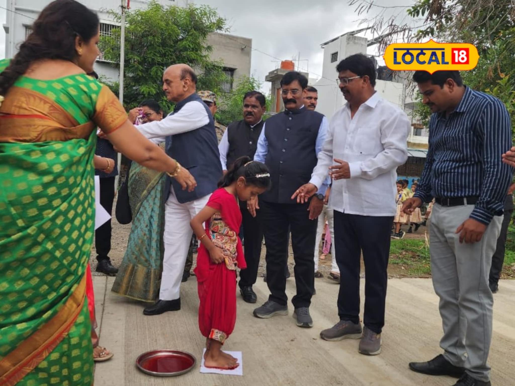 शाळेचा पहिला दिवस, संभाजीनगरमध्ये विद्यार्थ्यांना कुंकवाच्या पायाने प्रवेश