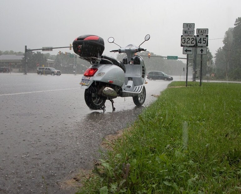 Scooter Riding Tips in heavy Rain: पावसाळा आहे आणि या ऋतूत आपल्याला केवळ उष्णतेपासून आराम मिळतोच, पण अनेक समस्यांनाही तोंड द्यावे लागते. दरम्यान रस्त्यांची वाईट अवस्था असते. पाणी साचल्यामुळे अपघातांची शक्यता वाढते. रस्त्यावर पाऊस आणि तेल साचल्यामुळे रस्ता निसरडा होतो आणि त्यामुळे अपघातांची शक्यता वाढते. पावसाळ्यात स्कूटर खूप घसरतात... याची अनेक कारणे आहेत पण लहान चाके ही मोठी कारणे आहेत. पावसात सुरक्षितपणे कसे चालवायचे? येथे आम्ही तुम्हाला याबद्दल काही एक्सपर्टच्या टिप्स सांगत आहोत...