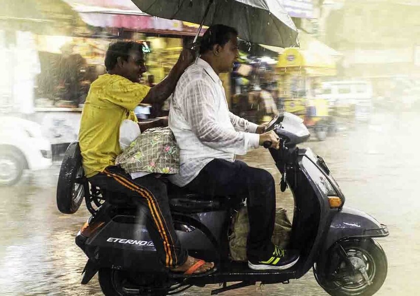 फुल फेल हेल्मेट घाला : स्कूटर चालवताना लोक अर्ध्या चेहऱ्याचे हेल्मेट वापरतात असे अनेकदा दिसून येते, परंतु नेहमीच पूर्ण चेहऱ्याचे हेल्मेट घालावे. कारण हे अधिक सुरक्षित आहेत आणि अपघातादरम्यान तुमच्या डोक्याला आणि चेहऱ्याला संरक्षण देतात. हेल्मेटशिवाय कधीही गाडी चालवू नका.