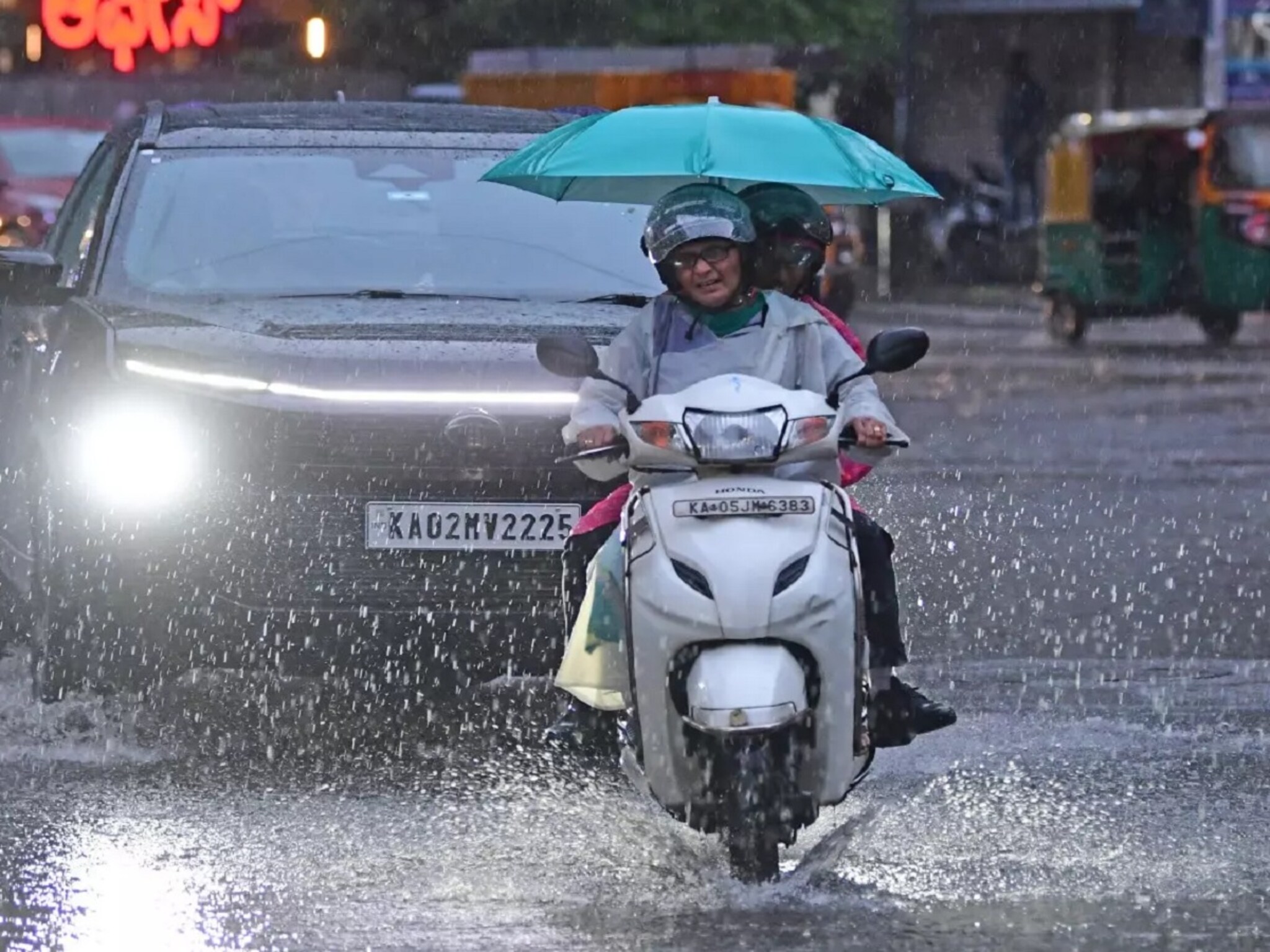 पावसात स्कूटर चालवताना अजिबात करु नका या 5 चुका! पडाल अडचणीत