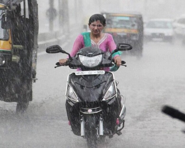 अचानक ब्रेक लावणे टाळा : पावसाळ्यात अचानक ब्रेक लावणे टाळा, म्हणून प्रथम तुमचा वेग नियंत्रित करा आणि जर तुम्हाला ब्रेक लावायचे असतील तर स्कूटरचा वेग कमी करा आणि बाजूला थांबवा. दुसरी गोष्ट म्हणजे पुढचे आणि मागचे ब्रेक लीव्हर एकाच वेळी दाबणे. असे केल्याने बाईक घसरणार नाही.