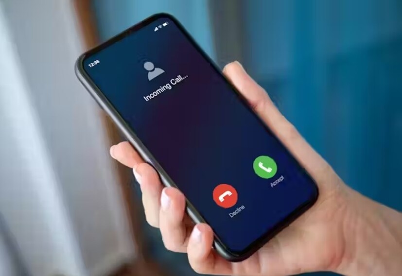 VoIP कॉल्सशी संबंधित मोठा धोका : थायलंडच्या दूरसंचार संस्थेच्या NBTC नुसार, VoIP कॉल्स बहुतेकदा +697 किंवा +698 ने सुरू होतात. हे कॉल ट्रॅक करणे अत्यंत कठीण असते आणि म्हणूनच सायबर गुन्हेगार त्यांचा प्रामुख्याने वापर करतात. एवढेच नाही तर हे गुंड VPN (व्हर्च्युअल प्रायव्हेट नेटवर्क) देखील वापरतात जेणेकरून त्यांची खरी ओळख पूर्णपणे लपून राहील. जर तुम्हाला आंतरराष्ट्रीय क्रमांकावरून, विशेषतः +697 किंवा +698 ने सुरू होणाऱ्या क्रमांकावरून कॉल आला तर त्याकडे दुर्लक्ष करणे चांगले. हे कॉल बहुतेकदा ऑनलाइन फसवणूक किंवा प्रमोशनल स्कॅमसाठी केले जातात. तुम्ही असे नंबर थेट ब्लॉक देखील करू शकता.