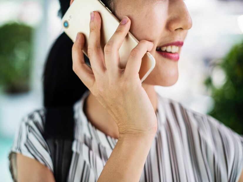 खरंतर सरकारच्या सतर्कतेला न जुमानता, सायबर गुन्हेगार नवीन ट्रिक्ससह लोकांना फसवण्याचा प्रयत्न करीत आहेत. आता हे गुंड इंटरनेटद्वारे VoIP (व्हॉइस ओव्हर इंटरनेट प्रोटोकॉल) कॉल्स वापरण्यास सुरुवात केली आहे, ज्यामुळे त्यांचे स्थान आणि ओळख शोधणे कठीण होते.