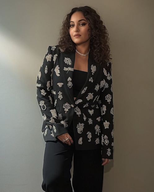 ही अभिनेत्री खरंच 70-80च्या दशकातील पण मागच्या काही वर्षात ती आताची अभिनेत्री सोनाक्षी सिन्हामुळे चर्चेत आली. या अभिनेत्री तिच्या काळात आपल्या सौंदर्यानं आणि नृत्यानं प्रेक्षकांना भुरळ घातली. ही अभिनेत्री खरंच 70-80च्या दशकातील पण मागच्या काही वर्षात ती आताची अभिनेत्री सोनाक्षी सिन्हामुळे चर्चेत आली. या अभिनेत्री तिच्या काळात आपल्या सौंदर्यानं आणि नृत्यानं प्रेक्षकांना भुरळ घातली.