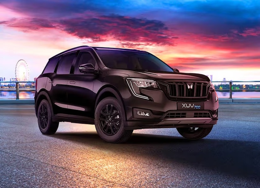 XUV700 : ही तिच्या तांत्रिक पॅकेजसाठी ओळखली जाते आणि ती भारतातील सर्वोत्तम कारपैकी एक आहे ज्यामध्ये मजबूत पॉवरट्रेन आणि सुरक्षा फीचर्स आहेत. ही कार पेट्रोल आणि डिझेल दोन्ही व्हेरिएंटमध्ये उपलब्ध आहे आणि तिचे सर्वात खास वैशिष्ट्य म्हणजे ती फक्त 10 सेकंदात 0-100 प्रति तासाचा वेग पकडते.