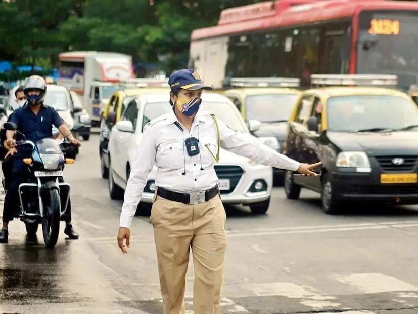 ड्रायव्हिंग लायसन्स, वाहन नोंदणी, ई-चालान यांसारख्या सेवांच्या नावाखाली अनेक नागरिकांची वैयक्तिक माहिती व आर्थिक व्यवहारांची फसवणूक होत असल्याचे परिवहन विभागाच्या निदर्शनास आले आहे. फसवणूक करणारे मोबाईल एसएमएस किंवा व्हॉट्सॲप संदेशांद्वारे “चलन बाकी आहे”, “परवाना सस्पेंड होणार आहे” अशा धमकीपर संदेशांसह अनधिकृत पेमेंट लिंक पाठवून पैसे उकळण्याचा प्रयत्न करत आहेत.