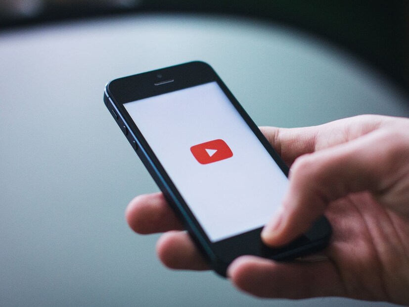 YouTube आता व्हिडिओ टायटल्सवर हे फीचर सुरू करत आहे. याचा अर्थ असा की आता निर्माते एकाच व्हिडिओसाठी एकाच वेळी 3 विविध टायटल अपलोड करू शकतात आणि YouTube त्यांच्या सिस्टमद्वारे शोधेल की कोणते टायटल सर्वोत्तम रिझल्ट देत आहे.