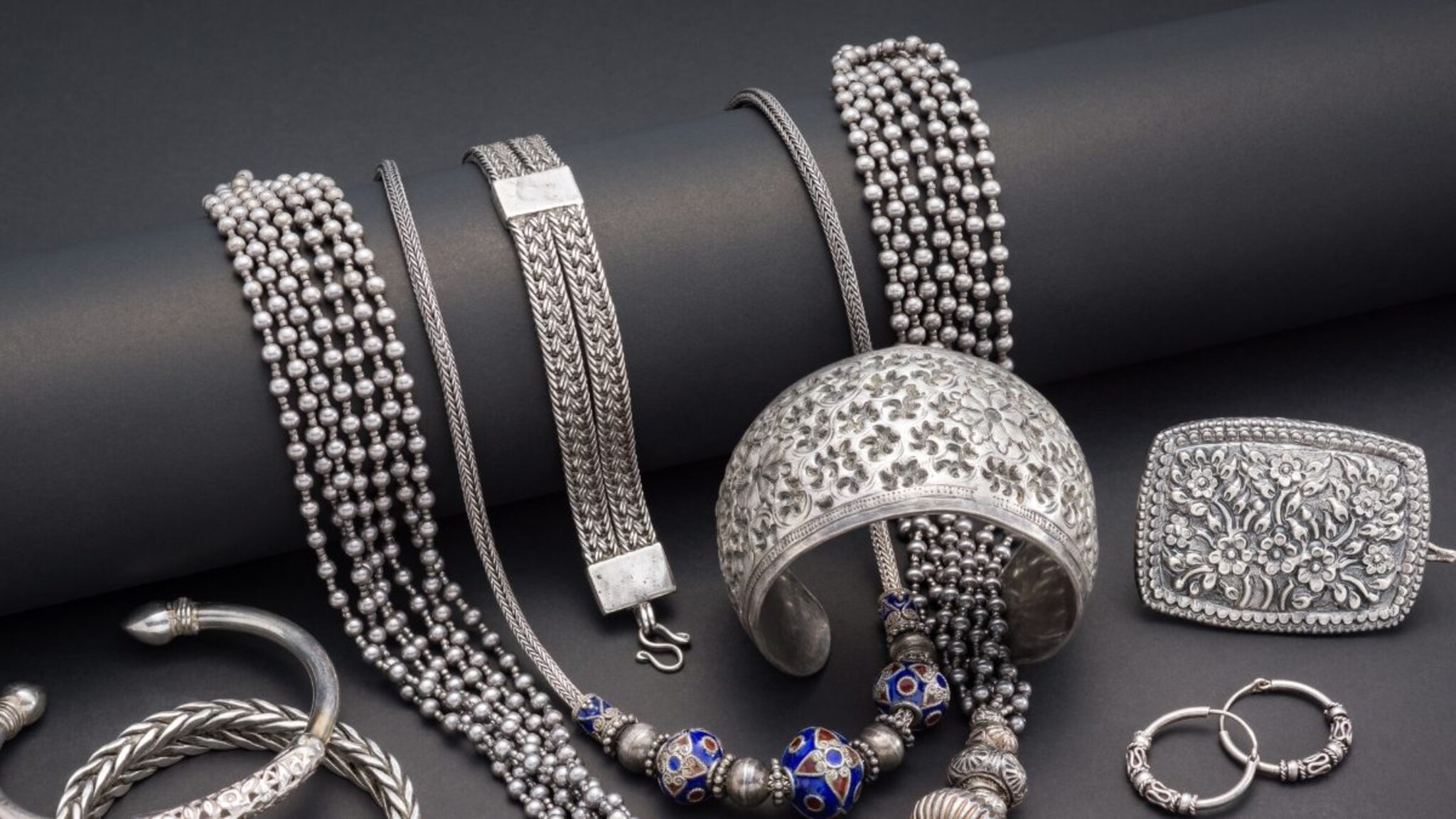 फक्त सौंदर्यच नाही, तर आरोग्यही सुधारते! चांदीच्या दागिन्यांचे 'हे' अद्भूत फायदे ऐकून व्हाल चकित!