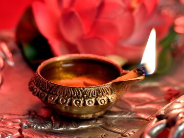 मातीचे दिवे की पितळेचे? कोणत्या दिव्याने घरात येते सकारात्मक ऊर्जा? 