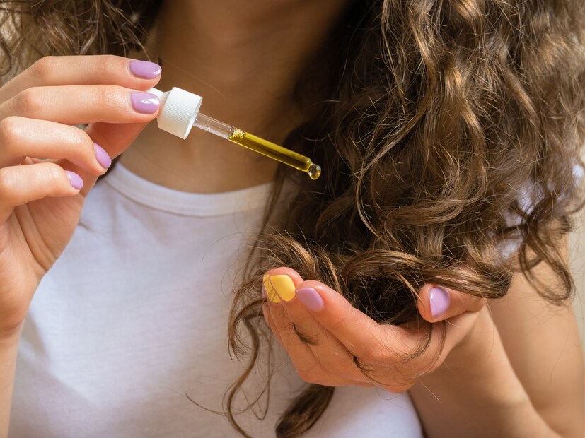  योग्य पद्धत अवलंबल्यास, ते केवळ सोडवता येत नाहीत, तर त्यांचा नैसर्गिक बाऊन्स आणि चमकही टिकवता येते. चला, कुरळ्या केसांची काळजी घेण्याचा योग्य मार्ग जाणून घेऊया, जेणेकरून तुमचे केसही सुंदर आणि निरोगी दिसतील.