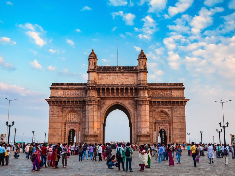  भारताला 'हिंदुस्तान' म्हणूनही ओळखले जाते. तथापि, हे अधिकृत नाव नाही. तरीही, अनेक पुस्तके आणि कागदपत्रांमध्ये हिंदुस्तान या शब्दाचा उल्लेख आढळतो. हे नाव फारसी आणि अरबी भाषांमध्ये लोकप्रिय होते. दिल्ली सल्तनत आणि मुघल काळात, शासक आपल्या साम्राज्याला हिंदुस्तान म्हणत असत.