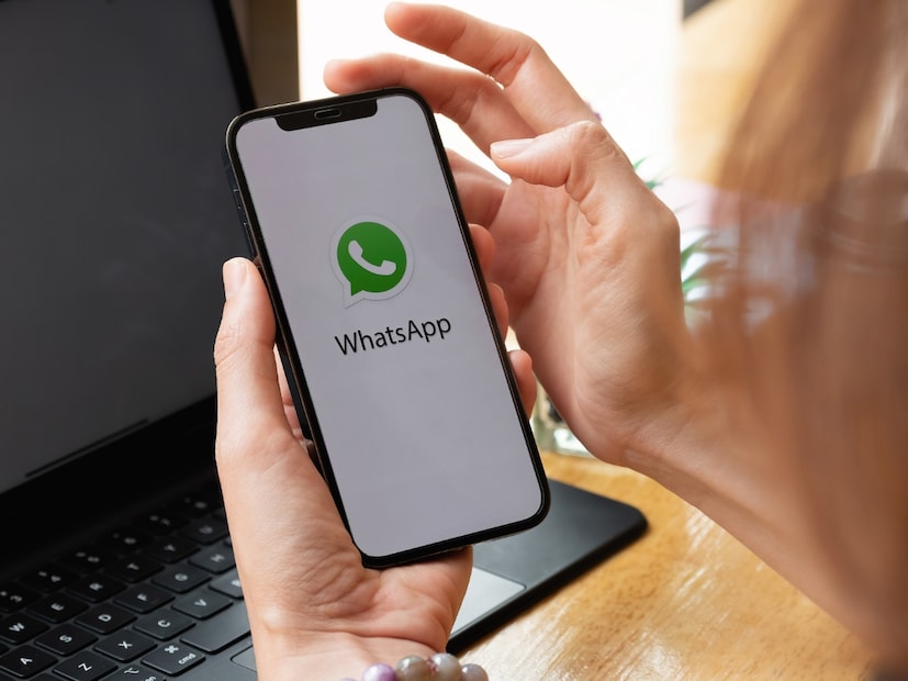Whatsapp New Feature: व्हॉट्सअॅप एक नवीन फीचर तयार करत आहे. जे यूझर्सना स्टेटस नोटिफिकेशन्सवर चांगले कंट्रोल देईल. WaBetaInfo च्या रिपोर्टनुसार, या फीचरद्वारे, यूझर्स स्वतः ठरवू शकतील की त्यांना कोणत्या संपर्कांना स्टेटस अपडेट्सची सूचना मिळवायची आहे. Whatsapp New Feature: व्हॉट्सअॅप एक नवीन फीचर तयार करत आहे. जे यूझर्सना स्टेटस नोटिफिकेशन्सवर चांगले कंट्रोल देईल. WaBetaInfo च्या रिपोर्टनुसार, या फीचरद्वारे, यूझर्स स्वतः ठरवू शकतील की त्यांना कोणत्या संपर्कांना स्टेटस अपडेट्सची सूचना मिळवायची आहे.