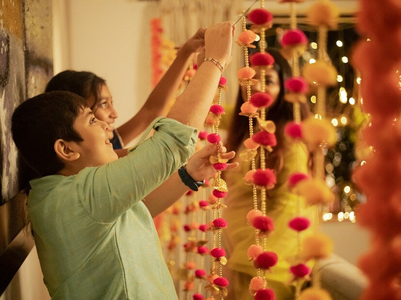  सणासुदीच्या दिवसांमध्ये घर सजवण्यासाठी तुम्ही काही गोष्टी लक्षात ठेवल्या पाहिजेत. असे केल्याने तुमचे संपूर्ण घर एखाद्या महालासारखे सुंदर दिसेल. तसेच तुम्हाला जास्त मेहनत आणि खर्चही करावा लागणार नाही.