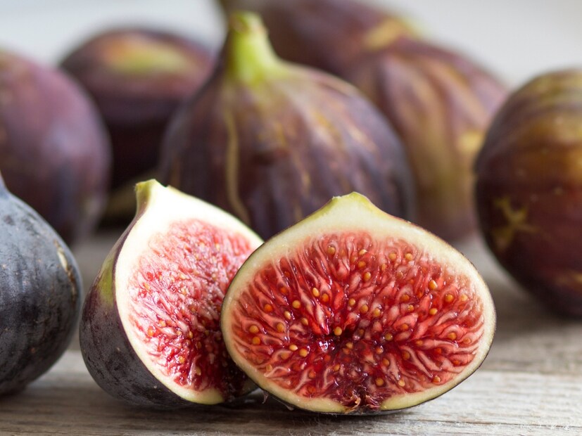 अंजीर (Anjeer) हे पोषक तत्वांचे भांडार आहे. चवीला गोड आणि चविष्ट असणाऱ्या या फळामध्ये आरोग्यासाठी अनेक फायदे लपलेले आहेत. रोजच्या आहारात फक्त एक सुके अंजीर खाल्ल्याने तुमच्या संपूर्ण आरोग्याला नैसर्गिकरित्या चालना मिळू शकते. हे चविष्ट फळ तुमच्या आहारात का समाविष्ट करावे, याची महत्त्वाची कारणे येथे दिली आहेत.  अंजीर (Anjeer) हे पोषक तत्वांचे भांडार आहे. चवीला गोड आणि चविष्ट असणाऱ्या या फळामध्ये आरोग्यासाठी अनेक फायदे लपलेले आहेत. रोजच्या आहारात फक्त एक सुके अंजीर खाल्ल्याने तुमच्या संपूर्ण आरोग्याला नैसर्गिकरित्या चालना मिळू शकते. हे चविष्ट फळ तुमच्या आहारात का समाविष्ट करावे, याची महत्त्वाची कारणे येथे दिली आहेत.