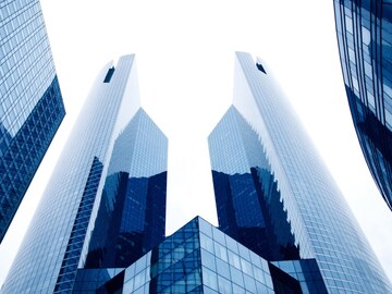 उंच इमारती काचेच्या का असतात? अनेकांना वाटते फक्त डिझाइन, खरं कारण माहितीच नाही उंच इमारती काचेच्या का असतात? अनेकांना वाटते फक्त डिझाइन, खरं कारण माहितीच नाही