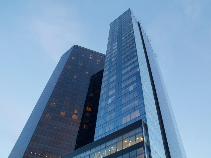 वीज बचत : काचेच्या बनवलेल्या इमारतींचा सर्वात मोठा फायदा म्हणजे नैसर्गिक प्रकाश थेट आत येतो, ज्यामुळे दिवसा कृत्रिम दिव्यांची गरज कमी होते. अशा प्रकारे विजेच्या वापरात लक्षणीय घट होते, ज्यामुळे दीर्घकाळात वीज बिल देखील कमी होतं.