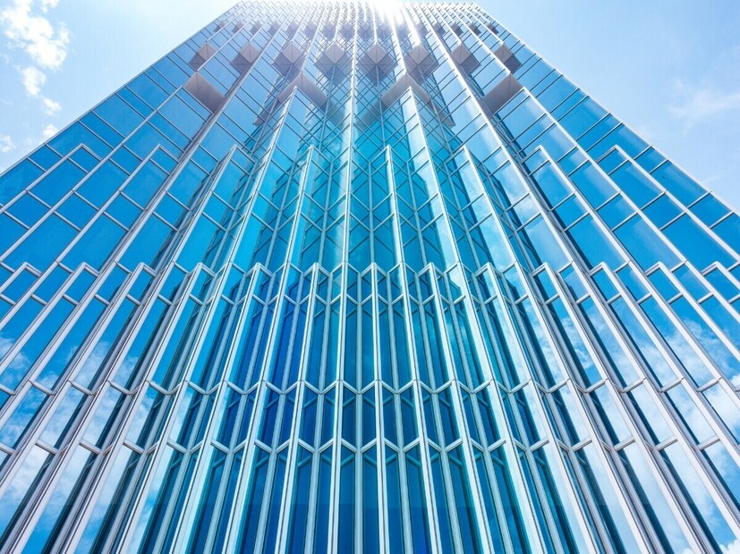 तापमान नियंत्रण : या इमारतींमध्ये सामान्य काच नाही तर एका विशेष प्रकारच्या इन्सुलेटेड काचांचा वापर केला जातो. हा काच बाहेरून येणारी उष्णता किंवा थंडी आत येऊ देत नाही, ज्यामुळे एअर कंडिशनर (एसी) किंवा हीटर वापरण्याची गरज कमी होते. यामुळे केवळ ऊर्जा बचत होत नाही तर पर्यावरणावरही सकारात्मक परिणाम होतो.