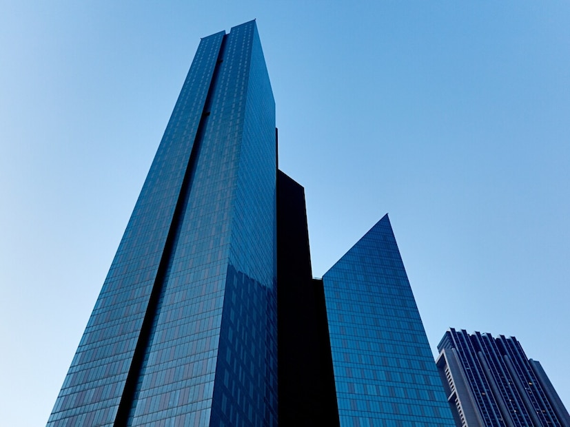 मजबूत बांधकाम : आधुनिक काचेच्या तंत्रज्ञानामुळे, काचेपासून बनवलेल्या इमारती आता भूकंप, वादळ किंवा इतर नैसर्गिक आपत्तींना तोंड देण्यास सक्षम आहेत. या इमारतींमध्ये वापरलेला काच शॉकप्रूफ आणि हवामान प्रतिरोधक आहे. ओलावा आणि हवामानामुळे त्यांना कोणतेही मोठे नुकसान होत नाही.