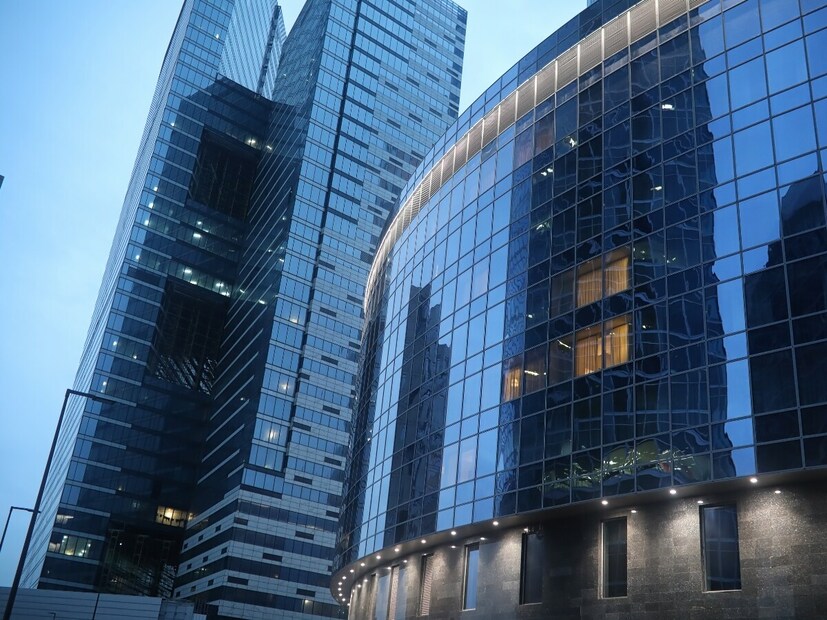 आगीचा धोका कमी : काचेपासून बनवलेल्या इमारतींना आगीचा धोका देखील कमी असतो. जरी काही कारणास्तव आग लागली तरी, काचेच्या रचनेमुळे धूर आणि उष्णता लवकर बाहेर पडते, ज्यामुळे आत अडकलेल्या लोकांना बाहेर पडण्यासाठी वेळ मिळतो आणि मालमत्तेचं जास्त नुकसान होत नाही.