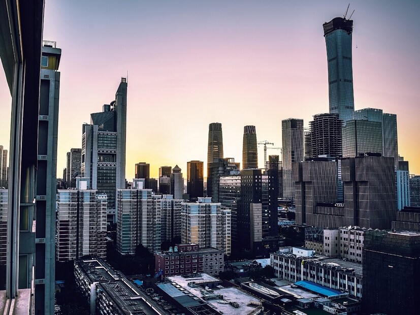 स्वच्छ करणं आणि देखभाल करणं सोपं : काचेच्या भिंती कमी धूळ आणि घाण जमा करतात. याशिवाय, त्यांना साफ करणं वीट किंवा दगडी भिंतींपेक्षा सोपं आहे. यामुळे देखभालीचा खर्च कमी होतो आणि इमारत बराच काळ नवीन दिसते.