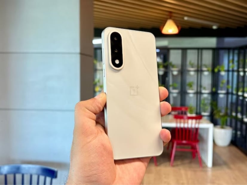 हा स्मार्टफोन शक्तिशाली Snapdragon 8s Gen 3 चिपसेटसह येणार आहे आणि त्याची अधिकृतपणे पुष्टी झाली आहे. म्हणजेच, हा फोन आतापर्यंतच्या सर्वात शक्तिशाली Nord सीरीजपैकी एक असणार आहे.