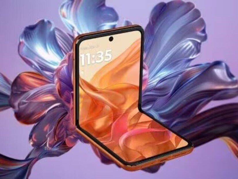 गेल्या वर्षी लाँच झालेला Moto Razr 50 Ultra बाजारात एक शक्तिशाली फ्लिप फोन म्हणून उदयास आला आहे. या स्मार्टफोनमध्ये स्नॅपड्रॅगन प्रोसेसर आणि अल्ट्रा-हाय रिफ्रेश रेट डिस्प्ले आहे. इतकेच नाही तर या डिव्हाइसमध्ये यूझर्सचा अनुभव सुधारण्यासाठी AI फीचर्स देखील समाविष्ट आहेत. जर तुम्ही चांगल्या किमतीत फ्लिप फोन शोधत असाल, तर Moto Razr 50 Ultra वर सध्या Amazon वर मोठी सूट मिळत आहे. गेल्या वर्षी लाँच झालेला Moto Razr 50 Ultra बाजारात एक शक्तिशाली फ्लिप फोन म्हणून उदयास आला आहे. या स्मार्टफोनमध्ये स्नॅपड्रॅगन प्रोसेसर आणि अल्ट्रा-हाय रिफ्रेश रेट डिस्प्ले आहे. इतकेच नाही तर या डिव्हाइसमध्ये यूझर्सचा अनुभव सुधारण्यासाठी AI फीचर्स देखील समाविष्ट आहेत. जर तुम्ही चांगल्या किमतीत फ्लिप फोन शोधत असाल, तर Moto Razr 50 Ultra वर सध्या Amazon वर मोठी सूट मिळत आहे.