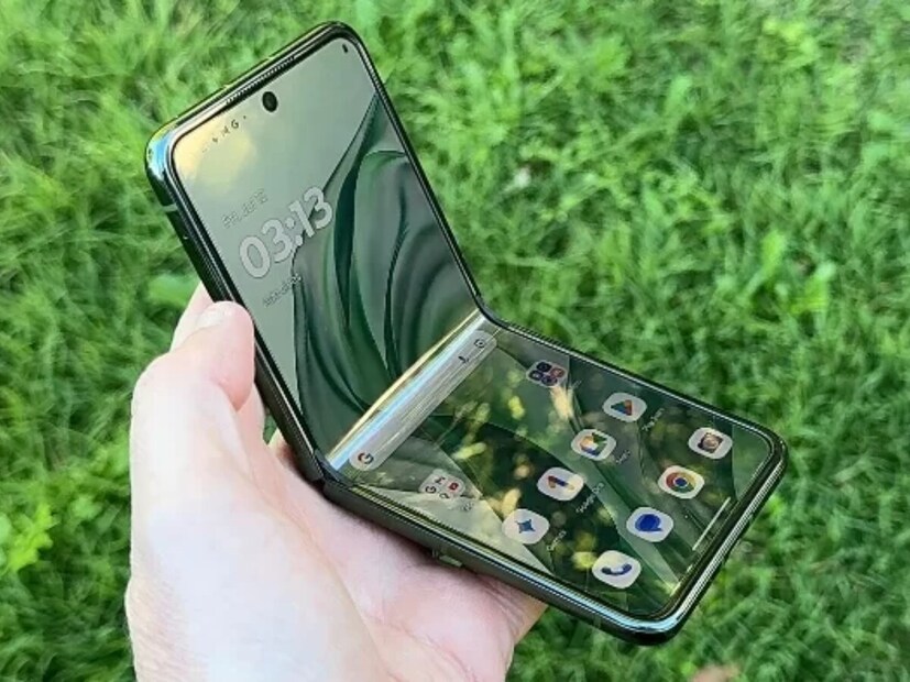 Moto Razr 50 Ultra Amazon India वर 69,990 रुपयांना उपलब्ध आहे, जो त्याच्या मूळ किमतीच्या 1,19,000 रुपयांपेक्षा 41% ची इंस्टंट सूट आहे. एवढेच नाही तर ग्राहकांना 5,999 रुपयांच्या मोटो बड्स+ देखील कोणत्याही अतिरिक्त शुल्काशिवाय मिळतील.