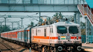 रेल्वेमध्ये प्रवास करणं जितकं सोयीचं आहे, तितकेच ते चॅलेंजिंग देखील आहे. कारण सामानसह प्रवास करणं आणि त्यांना चोरट्यांपासून वाचवनं कधीकधी कठिण होतं. तसेच एकट्या महिलेला ट्रेनने प्रवास करणं हे अधिक चिंतेचं कारण ठरतं. पण या धास्तीला वास्तवाचं रूप दिलं एका घटनेने, जी नुकतीच दिल्लीहून विशाखापट्टणमला जाणाऱ्या एपी एक्सप्रेसमध्ये घडली.