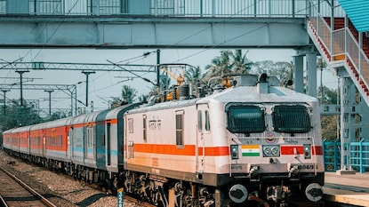 रेल्वेमध्ये प्रवास करणं जितकं सोयीचं आहे, तितकेच ते चॅलेंजिंग देखील आहे. कारण सामानसह प्रवास करणं आणि त्यांना चोरट्यांपासून वाचवनं कधीकधी कठिण होतं. तसेच एकट्या महिलेला ट्रेनने प्रवास करणं हे अधिक चिंतेचं कारण ठरतं. पण या धास्तीला वास्तवाचं रूप दिलं एका घटनेने, जी नुकतीच दिल्लीहून विशाखापट्टणमला जाणाऱ्या एपी एक्सप्रेसमध्ये घडली. रेल्वेमध्ये प्रवास करणं जितकं सोयीचं आहे, तितकेच ते चॅलेंजिंग देखील आहे. कारण सामानसह प्रवास करणं आणि त्यांना चोरट्यांपासून वाचवनं कधीकधी कठिण होतं. तसेच एकट्या महिलेला ट्रेनने प्रवास करणं हे अधिक चिंतेचं कारण ठरतं. पण या धास्तीला वास्तवाचं रूप दिलं एका घटनेने, जी नुकतीच दिल्लीहून विशाखापट्टणमला जाणाऱ्या एपी एक्सप्रेसमध्ये घडली.