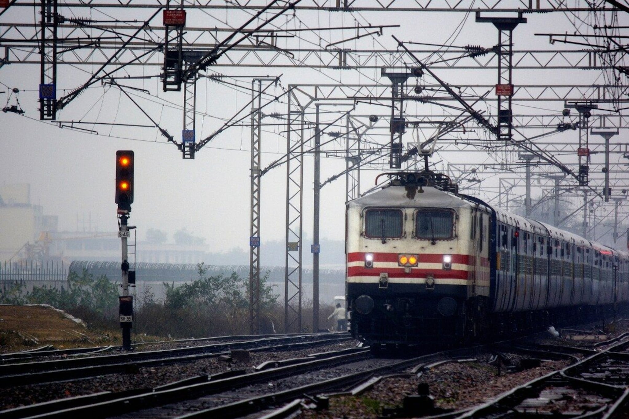 Indian Railway : भारतातील या 5 ट्रेनचं तिकीट चुकूनही बुक करू नका, जिवंतपणी 'नरकात जाल'