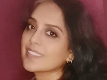 पोटासाठी देह विकला, बार डान्सर बनून दिवस काढले, एका निर्णयाने बदललं नशीब