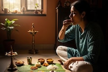 जेवायला बसताना तोंड या दिशेला करू नये; सगळ्याच कामांवर निगेटिव्ह परिणाम दिसतात