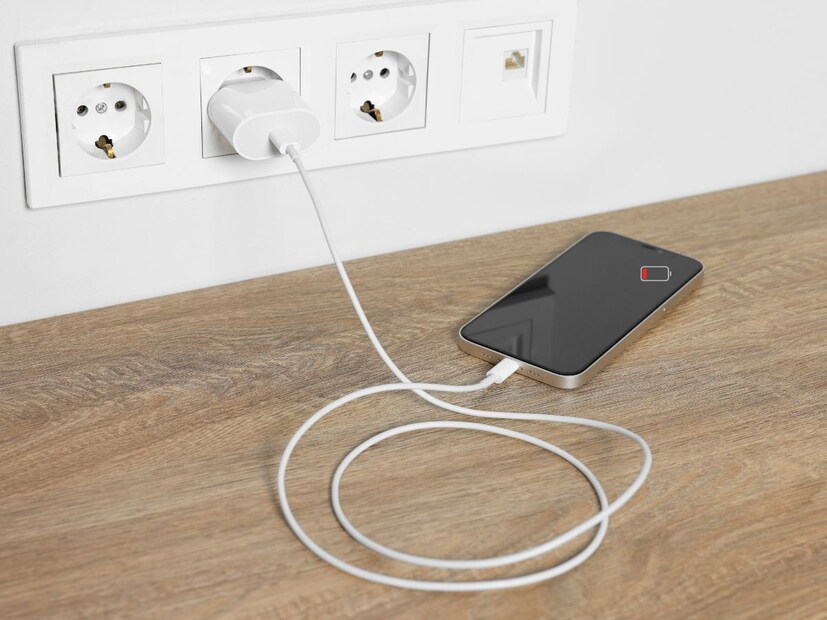 चार्जरशी कनेक्ट करा- कधीकधी फोनची बॅटरी संपल्यावर स्क्रीन फ्रीज होते. अशा परिस्थितीत, ते चार्जरशी कनेक्ट करा आणि काही मिनिटे वाट पहा. यानंतर, पुन्हा फोर्स रीस्टार्ट करण्याचा प्रयत्न करा.