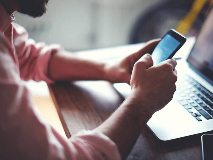 तो स्विच चालू करा. बस एवढंच. आता तुमचा फोन लांब चेतावणी संदेशाऐवजी एक लहान बीप करेल. तो जुन्या लँडलाइन टोनसारखा वाटतो. तो इतका सूक्ष्म आहे की दुसऱ्या बाजूच्या व्यक्तीला कदाचित ते लक्षातही येणार नाही. आणि काही ठिकाणी, ते अजूनही सूचना म्हणून गणले जाते, जे कायदेशीररित्या गोष्टी स्वच्छ ठेवण्यास मदत करते.