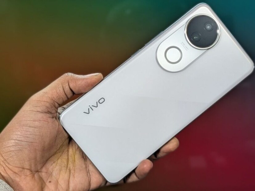 Vivo T4R मध्ये MediaTek Dimensity 7400 5G प्रोसेसर आहे, जो 12GB RAM आणि 256GB स्टोरेजसह येतो. Vivo म्हणते की हा 20,000 रुपयांपेक्षा कमी किमतीचा सर्वात वेगवान अँड्रॉइड फोन आहे, ज्याचा AnTuTu स्कोअर सुमारे 750,000 आहे. उष्णता नियंत्रित करण्यासाठी, विशेषतः गेमिंग करताना, फोनमध्ये मोठी ग्रेफाइट कूलिंग सिस्टम आहे. यात IP68/69 पाणी आणि धूळ प्रतिरोधक क्षमता आहे, तसेच MIL-STD 810H प्रमाणपत्रासह लष्करी दर्जाचा टिकाऊपणा आहे.