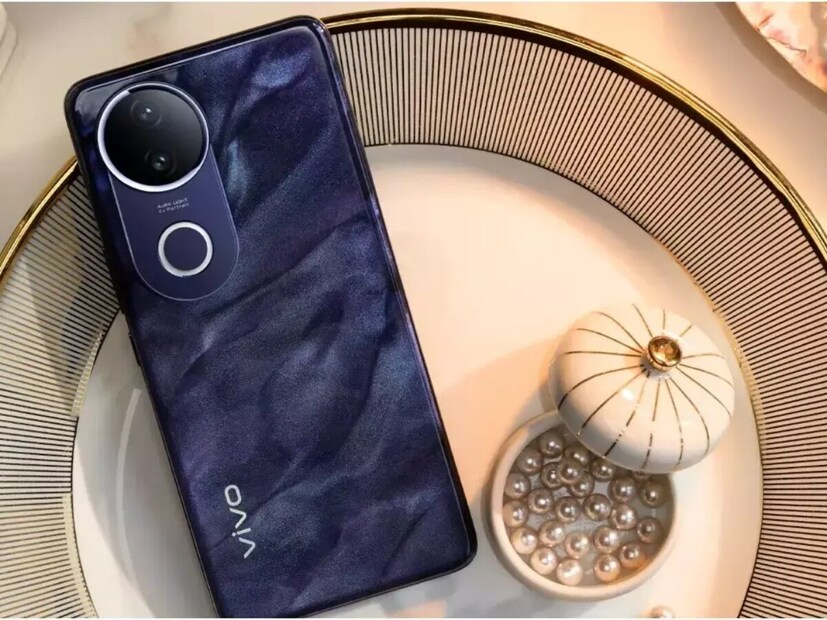 सॉफ्टवेअरच्या बाबतीत, Vivo T4R Android 15 वर आधारित Funtouch OS 15 चालवतो जो 2 वर्षांच्या OS अपडेट्स आणि 3 वर्षांच्या सुरक्षा पॅच अपडेट्सना सपोर्ट करतो. यात AI Documents, Circle to Search, AI Note Assist, AI Screen Translation, आणि AI ट्रान्सक्रिप्ट सारख्या अनेक AI-संचालित वैशिष्ट्यांचा देखील समावेश आहे.