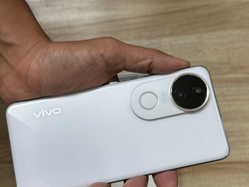 कॅमेराच्या बाबतीत, Vivo T4R मध्ये मागील बाजूस 50-मेगापिक्सेलचा Sony IMX882 सेन्सर आहे. जो 4K व्हिडिओ रेकॉर्डिंग करण्यास सक्षम आहे. त्याच्यासोबत 2-मेगापिक्सेल डेप्थ सेन्सर आहे. समोर, 32-मेगापिक्सेलचा कॅमेरा आहे जो 4K व्हिडिओ रेकॉर्डिंगला देखील सपोर्ट करतो.