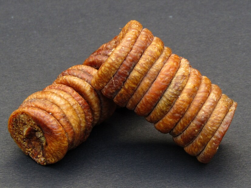  पचनसंस्थेचे आरोग्य सुधारते : अंजीरमध्ये भरपूर प्रमाणात फायबर असते, जे पचनसंस्थेचे कार्य नियमित करते आणि बद्धकोष्ठता (constipation) टाळण्यास मदत करते. अंजीरातील विरघळणारे फायबर (soluble fibre) नैसर्गिक प्रीबायोटिक म्हणून काम करतात, ज्यामुळे आतड्यांतील (gut) चांगल्या बॅक्टेरियाची वाढ होते. रोज फक्त एक अंजीर खाल्ल्याने तुमची पचनसंस्था सुरळीत चालू राहू शकते.