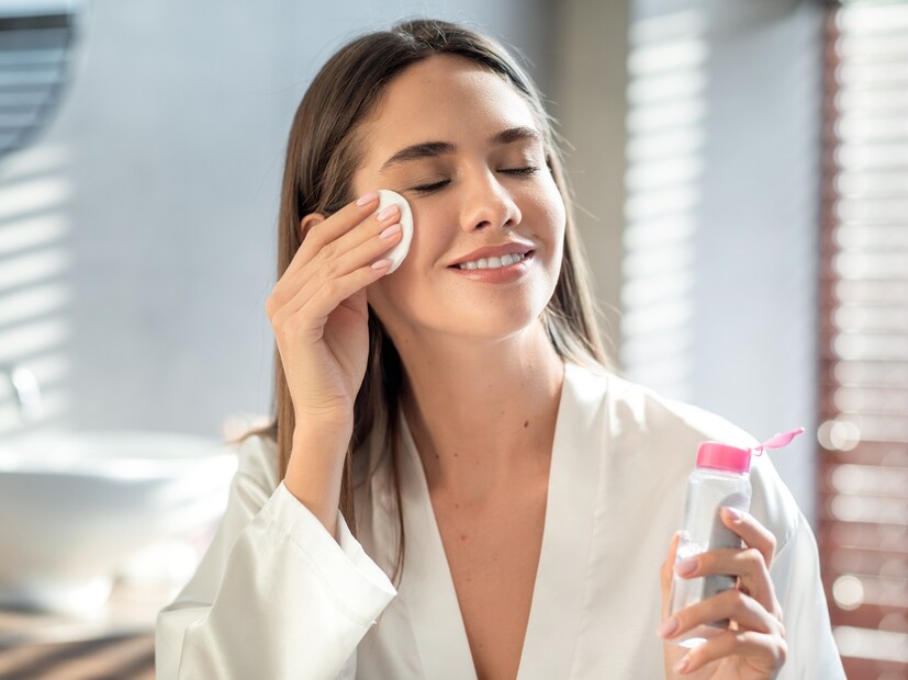  त्वचा स्वच्छ करा : पहिली स्टेप नेहमीच त्वचा स्वच्छ करणे असते. दिवसभर जमा झालेली घाण, तेल आणि घाम धुवून काढणे खूप महत्त्वाचे आहे, विशेषतः दमट हवामानात. ऑइल-बेस्ड क्लींजर वापरा कारण ते तेलाचा थर, मेकअप आणि सनस्क्रीन देखील काढते.