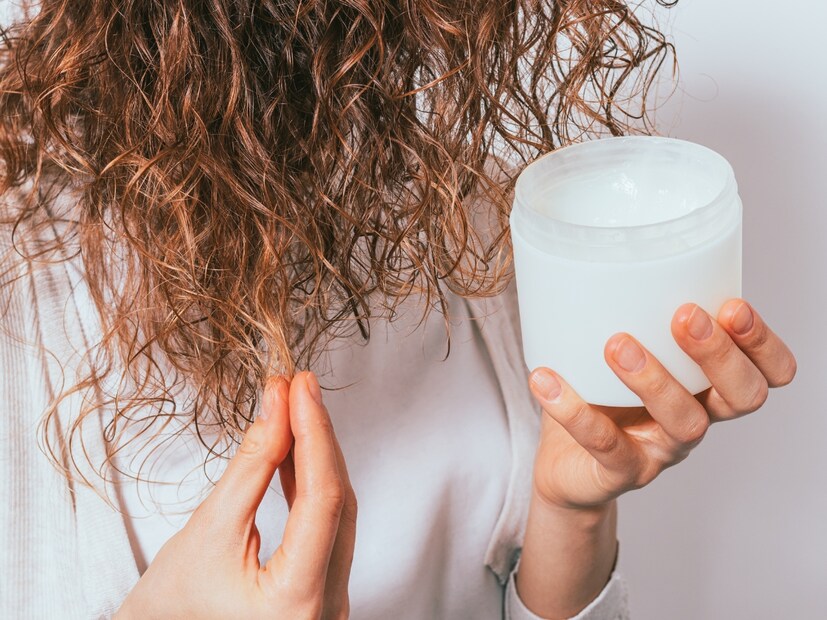  कोरड्या केसांना कधीही विंचरू नका : जर तुमचे केस कुरळे असतील, तर ते कोरडे असताना कधीही विंचरू नका. यामुळे केस तुटतात आणि विस्कटतात. नेहमी ओल्या केसांना रुंद दातांच्या कंगव्याने विंचरा किंवा बोटांनी सोडवा. यामुळे केसांचा आकार टिकून राहतो आणि केस विस्कटलेले दिसत नाहीत.