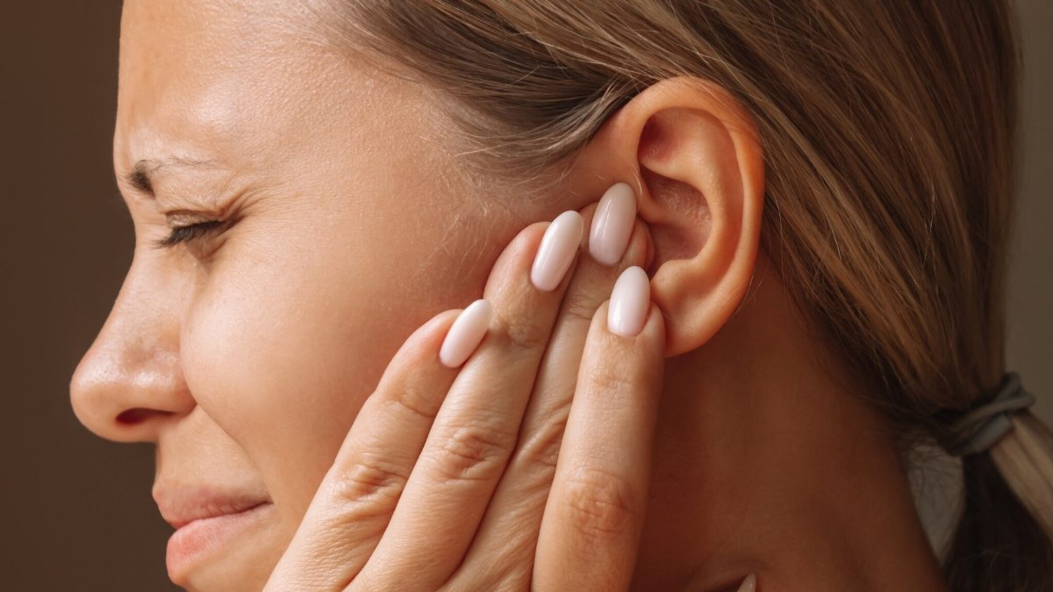 How To Clean Ear Wax Easily: कानातील मळामुळे त्रास होतोय? त्वरित करा 'हे' घरगुती उपाय, झटक्यात होईल कान स्वच्छ!