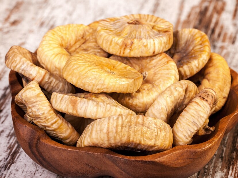  रक्तातील साखरेची पातळी नियंत्रित करते : नैसर्गिकरित्या गोड असूनही, अंजीराचा ग्लायसेमिक इंडेक्स कमी असतो आणि त्यात अशी संयुगे असतात जी इन्सुलिनच्या कार्याला मदत करू शकतात. संशोधनानुसार, अंजीरचे योग्य प्रमाणात सेवन केल्याने रक्तातील साखरेची पातळी स्थिर ठेवण्यास मदत होते.