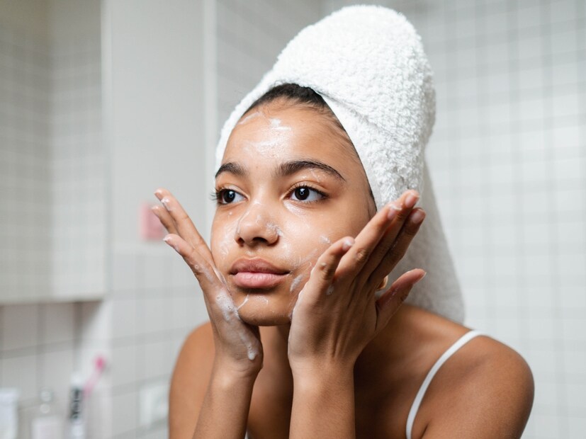  क्लींजर वापरून चेहरा धुवा : यानंतर नॉर्मल वॉटर-बेस्ड क्लींजर किंवा फोमिंग फेस वॉश वापरा. टोनर वापरणे वैकल्पिक आहे, कारण ते तुमच्या त्वचेच्या प्रकारावर आणि गरजेवर अवलंबून असते.