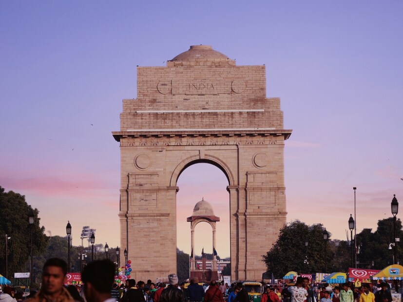  'अल-हिंद' हे नाव अरबी शब्द "अल" आणि "हिंद" यांपासून आले आहे. याचा अर्थ "हिंदची भूमी" असा आहे. हे नाव अरब लोकांनी दिले होते.