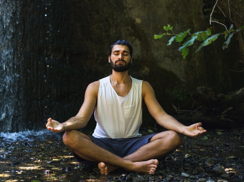  ध्यान (Meditation) : मानसिक आरोग्य सुधारण्यासाठी ध्यान हा एक प्रभावी मार्ग आहे. यामुळे केवळ ताण कमी होत नाही, तर मेंदूचे कार्यही वाढते. ध्यान केल्याने मेंदूतील ग्रे मॅटर वाढते, ज्यामुळे स्मरणशक्ती आणि निर्णय घेण्याची क्षमता सुधारते. याशिवाय, ते ताण निर्माण करणाऱ्या कॉर्टिसोल नावाच्या हार्मोनची पातळी कमी करते. दररोज 10-15 मिनिटे ध्यान करणे मानसिक आरोग्यासाठी खूप चांगले आहे.