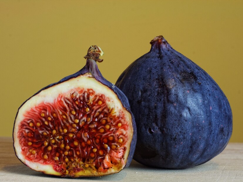  हाडे मजबूत होतात : हाडांच्या समस्यांनी त्रस्त आहात? रोज एक अंजीर खा. अंजीरमध्ये कॅल्शियम आणि मॅग्नेशियम भरपूर प्रमाणात असतात, जे दोन्ही मजबूत हाडांसाठी आवश्यक खनिजे आहेत. आहारात अंजीरचा समावेश केल्याने ऑस्टिओपोरोसिस (osteoporosis) सारख्या हाडांशी संबंधित समस्या टाळण्यास मदत होऊ शकते, विशेषतः वाढत्या वयात.